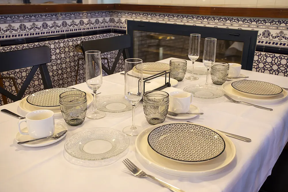 Vasos y platos Bar Bruma junto al Río Cares en Niserias Asturias